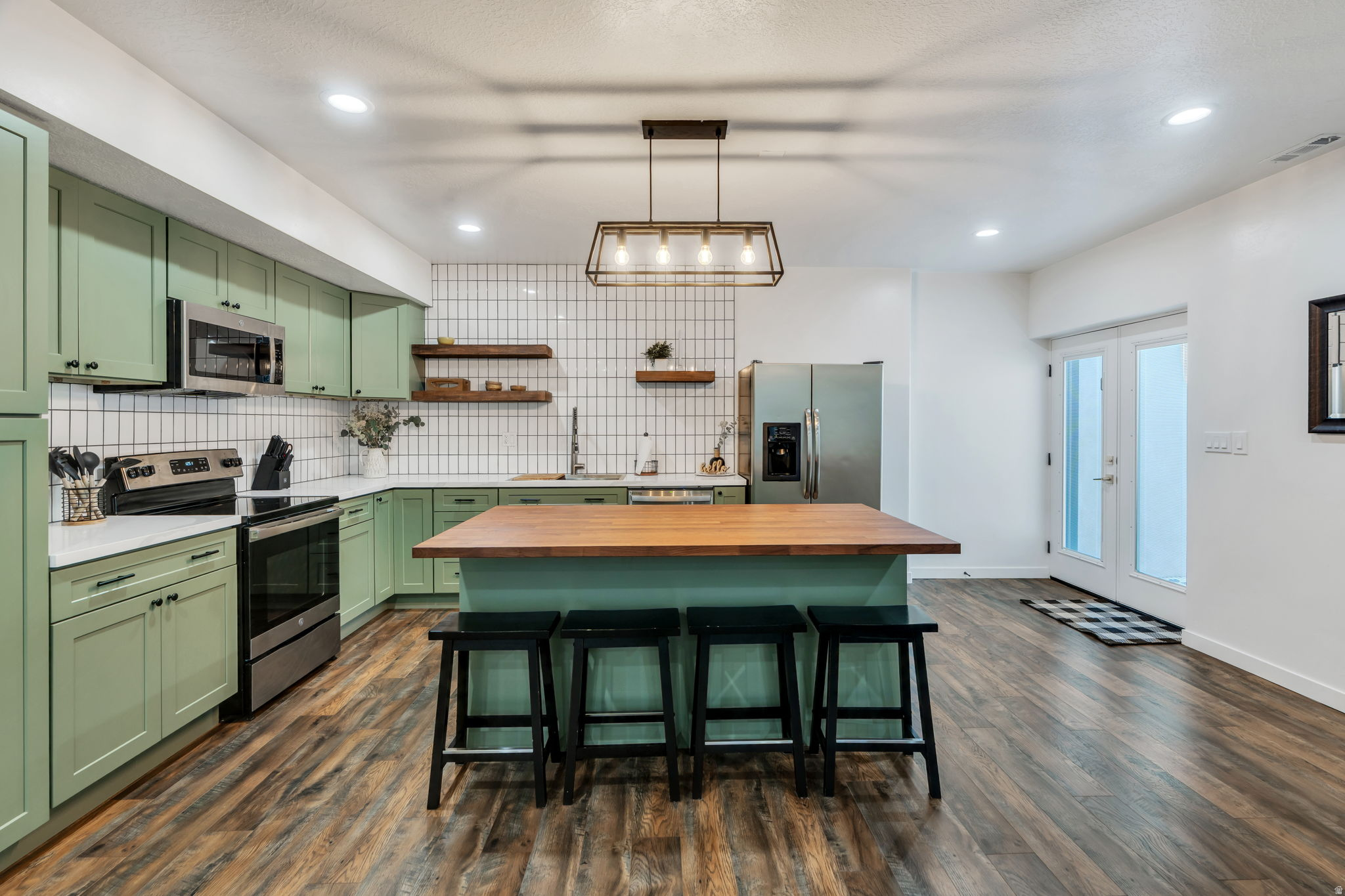 208 N BAY DR