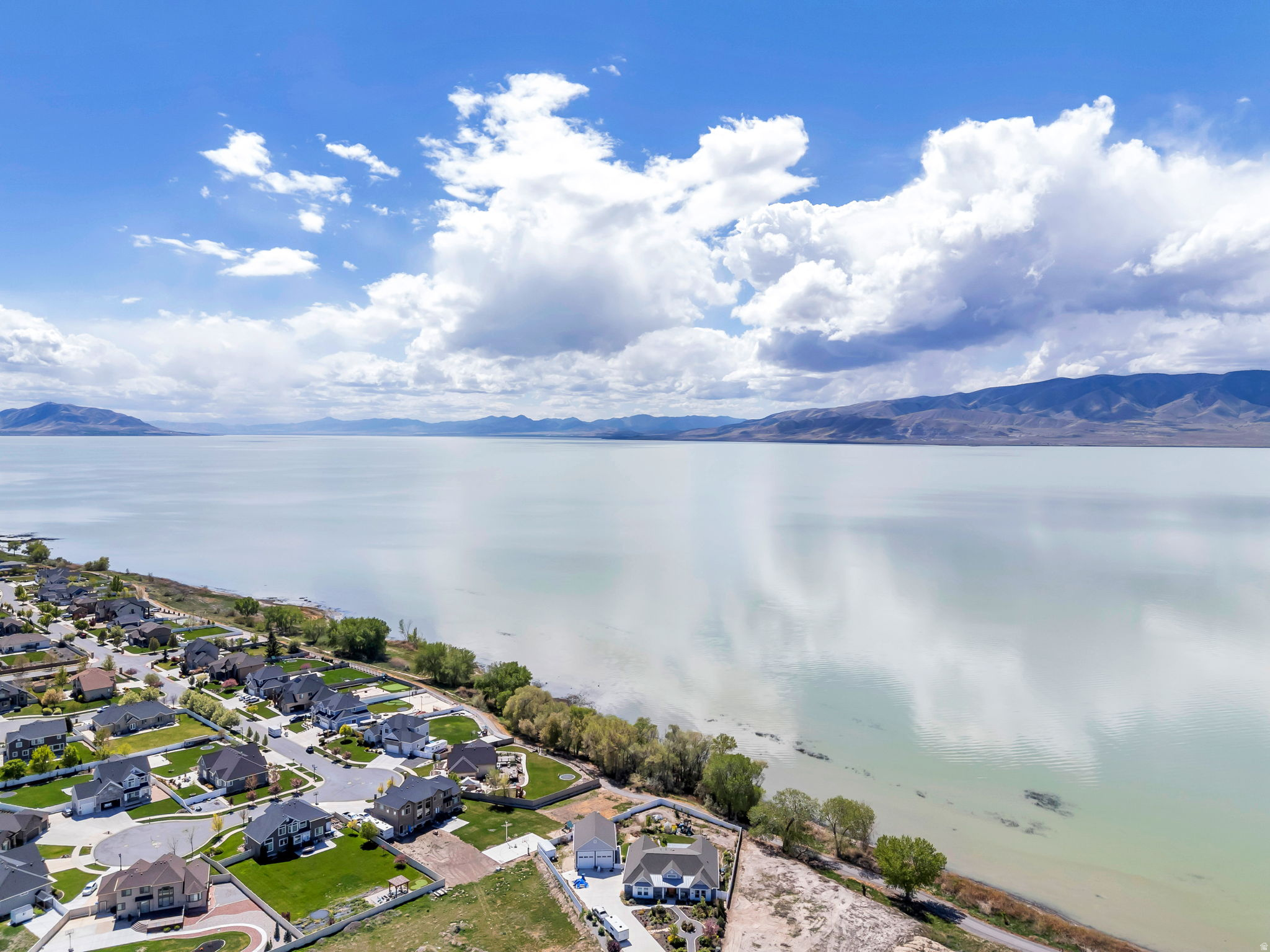 208 N BAY DR