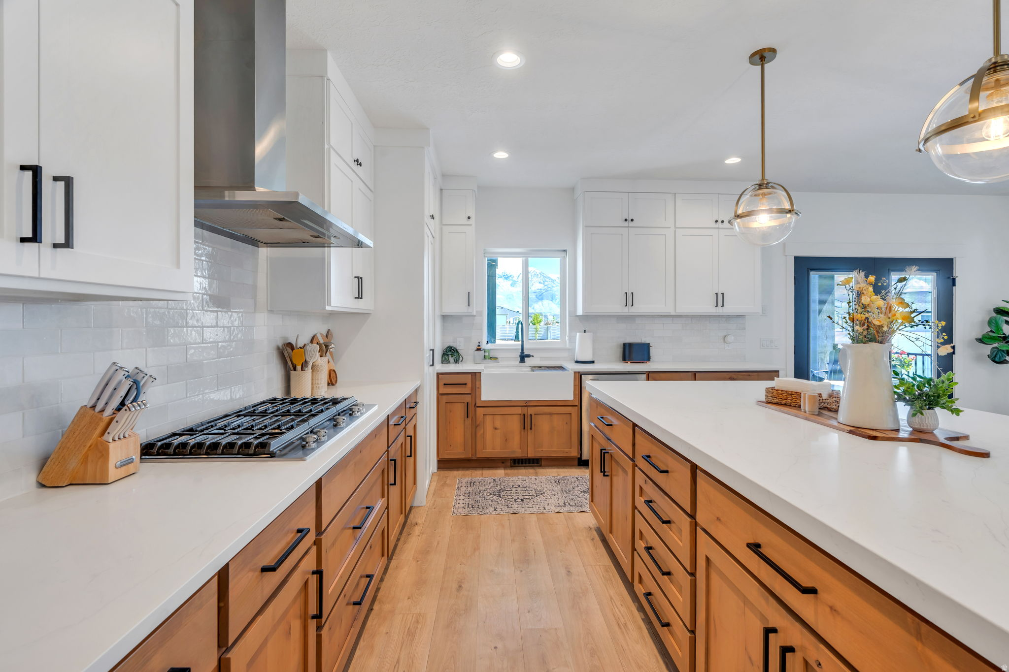 208 N BAY DR
