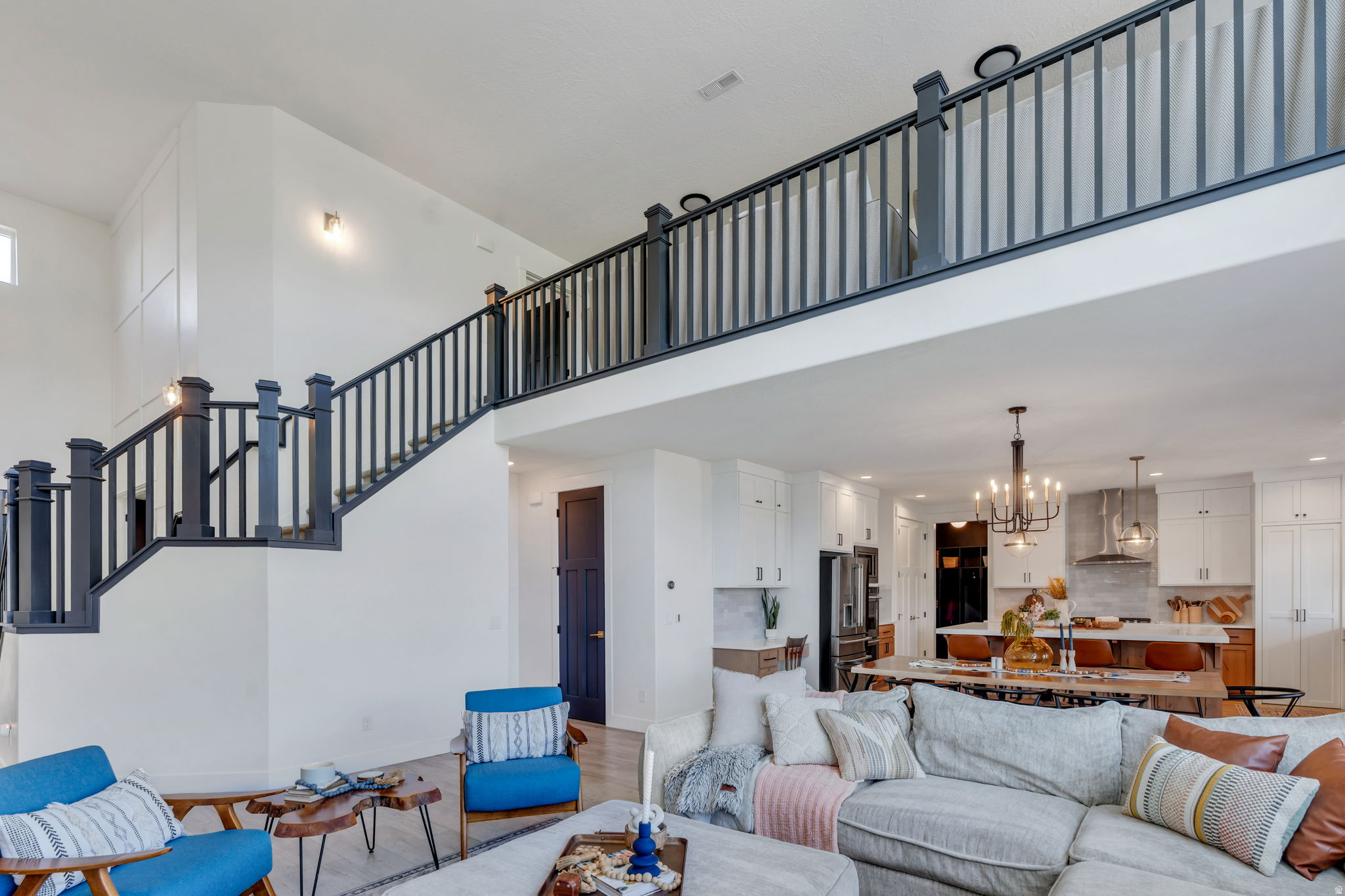 208 N BAY DR