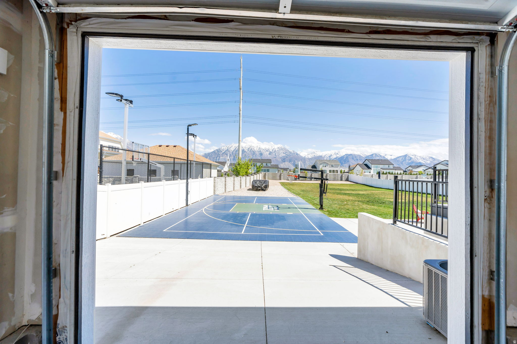 208 N BAY DR