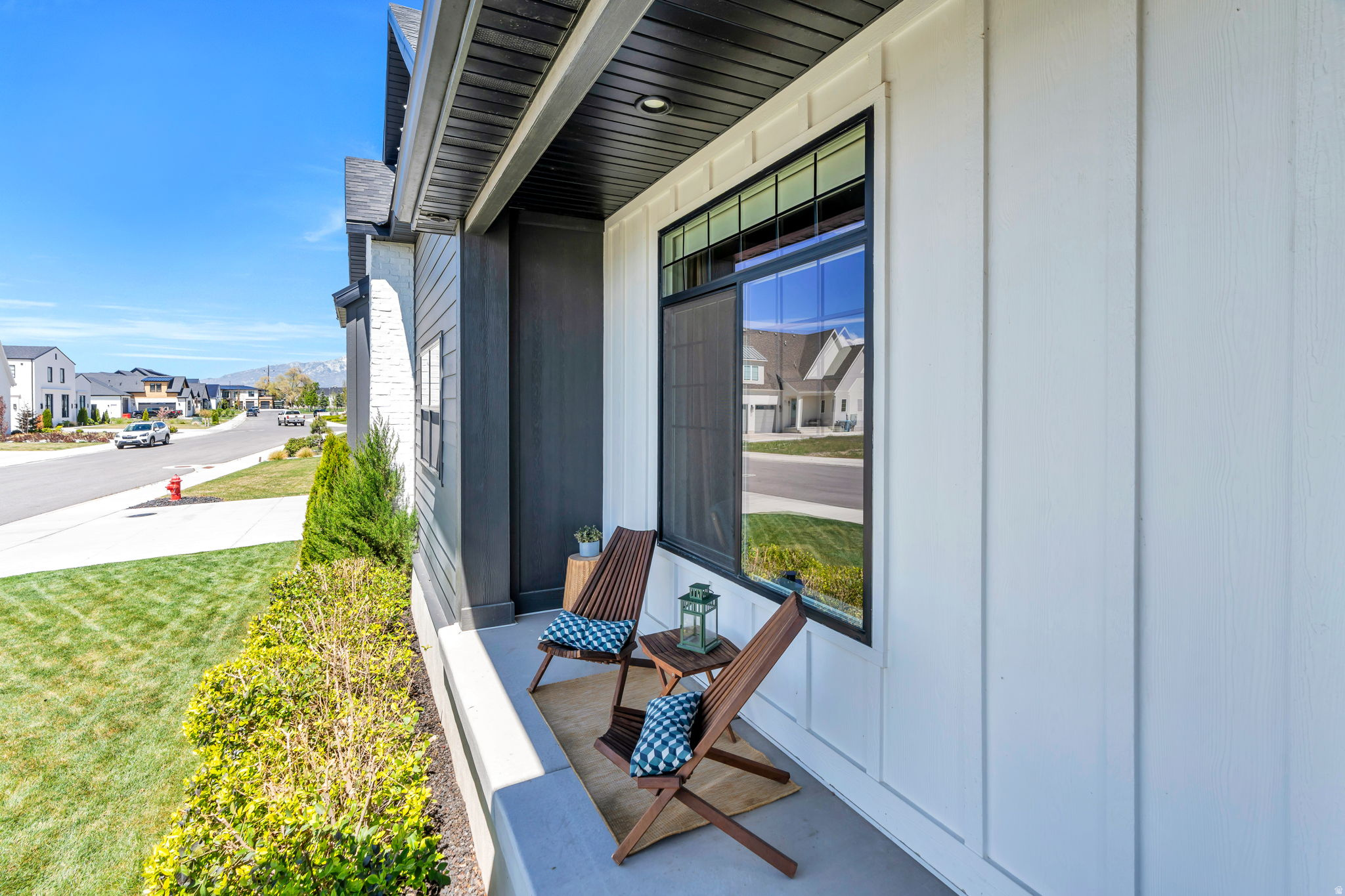 208 N BAY DR