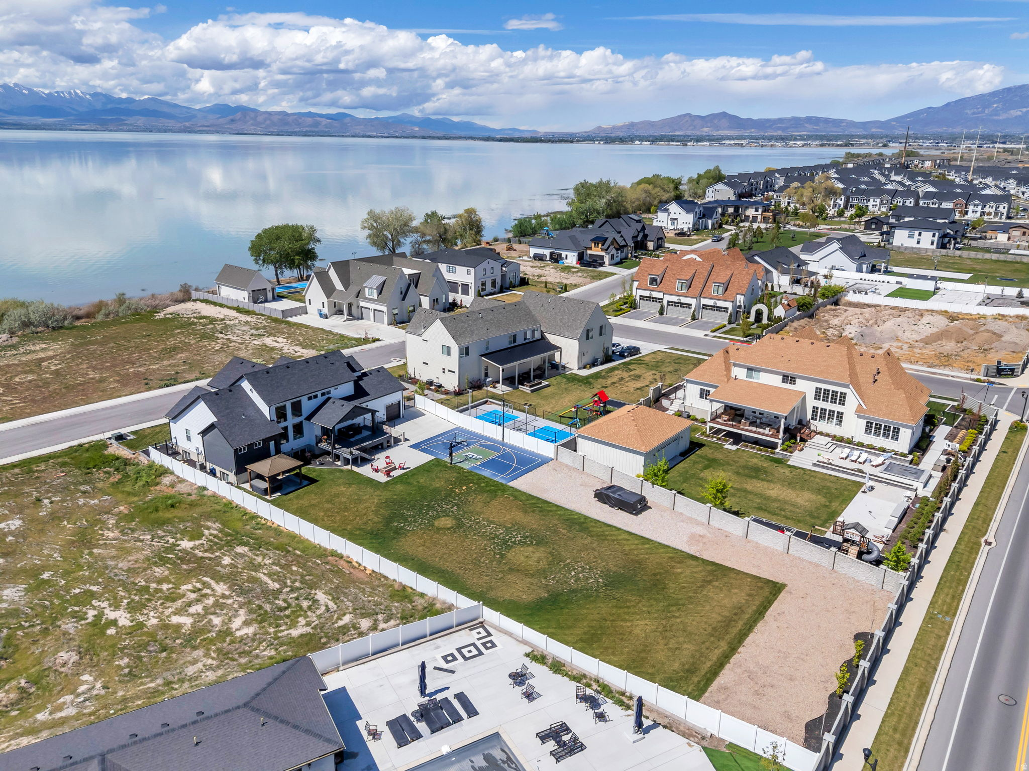 208 N BAY DR