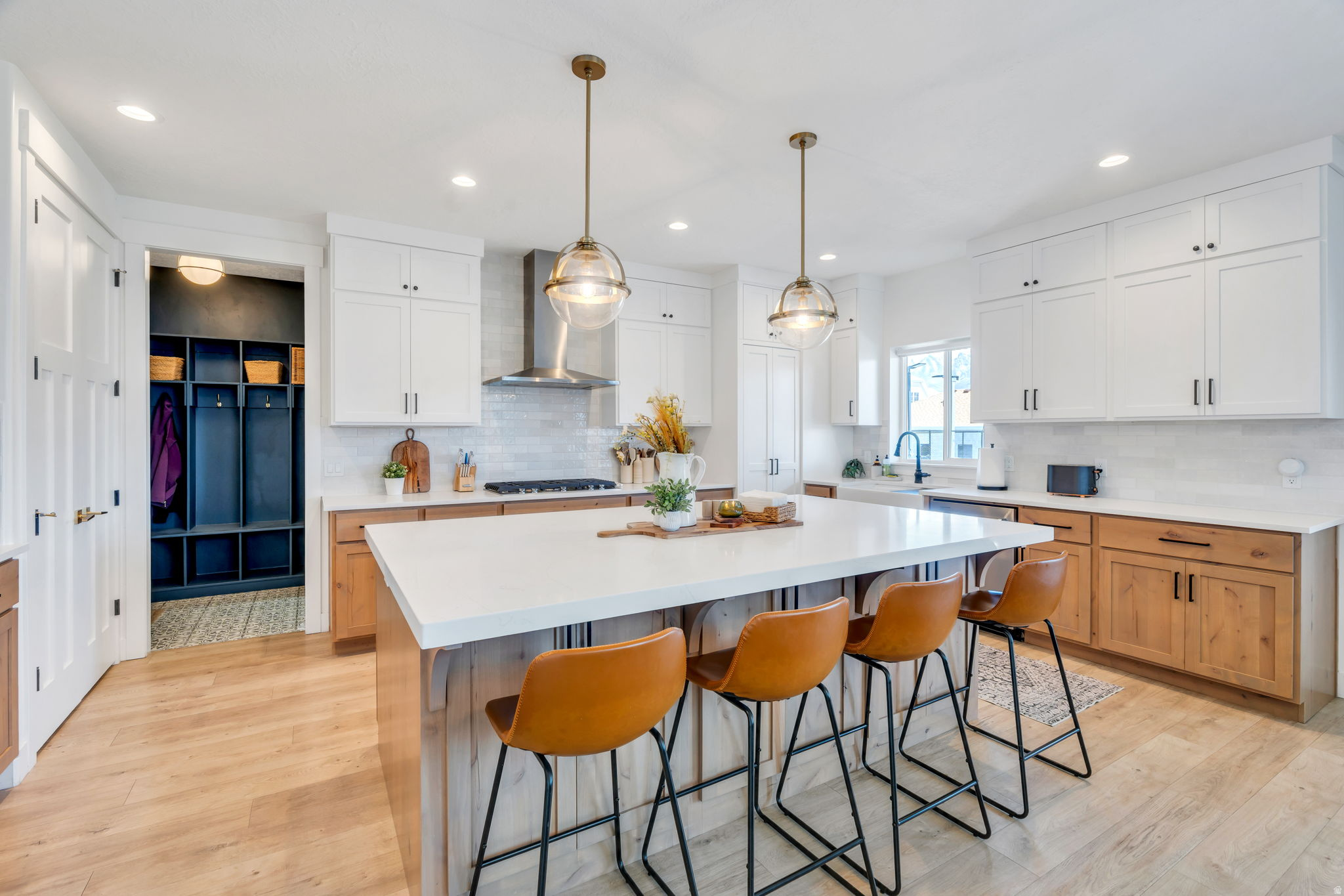 208 N BAY DR