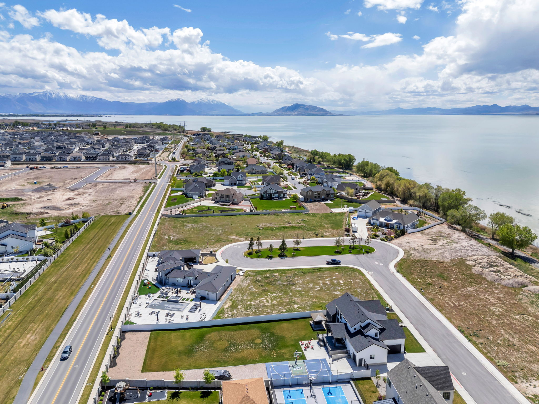 208 N BAY DR