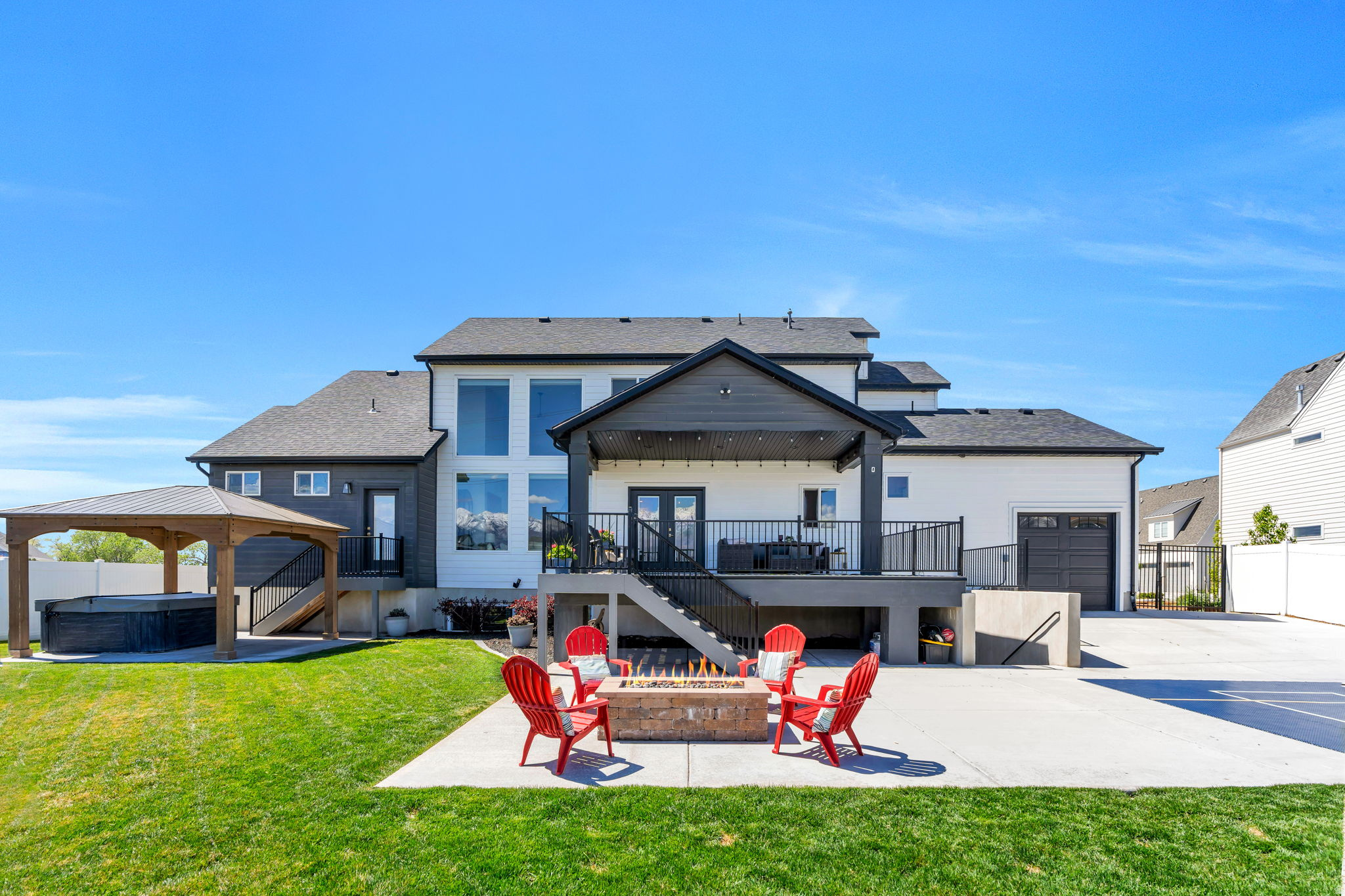 208 N BAY DR