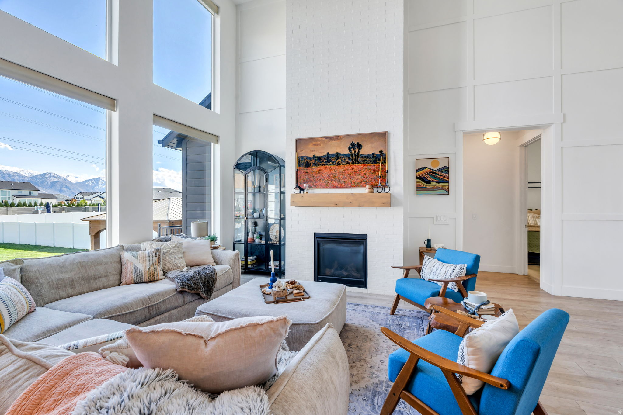 208 N BAY DR