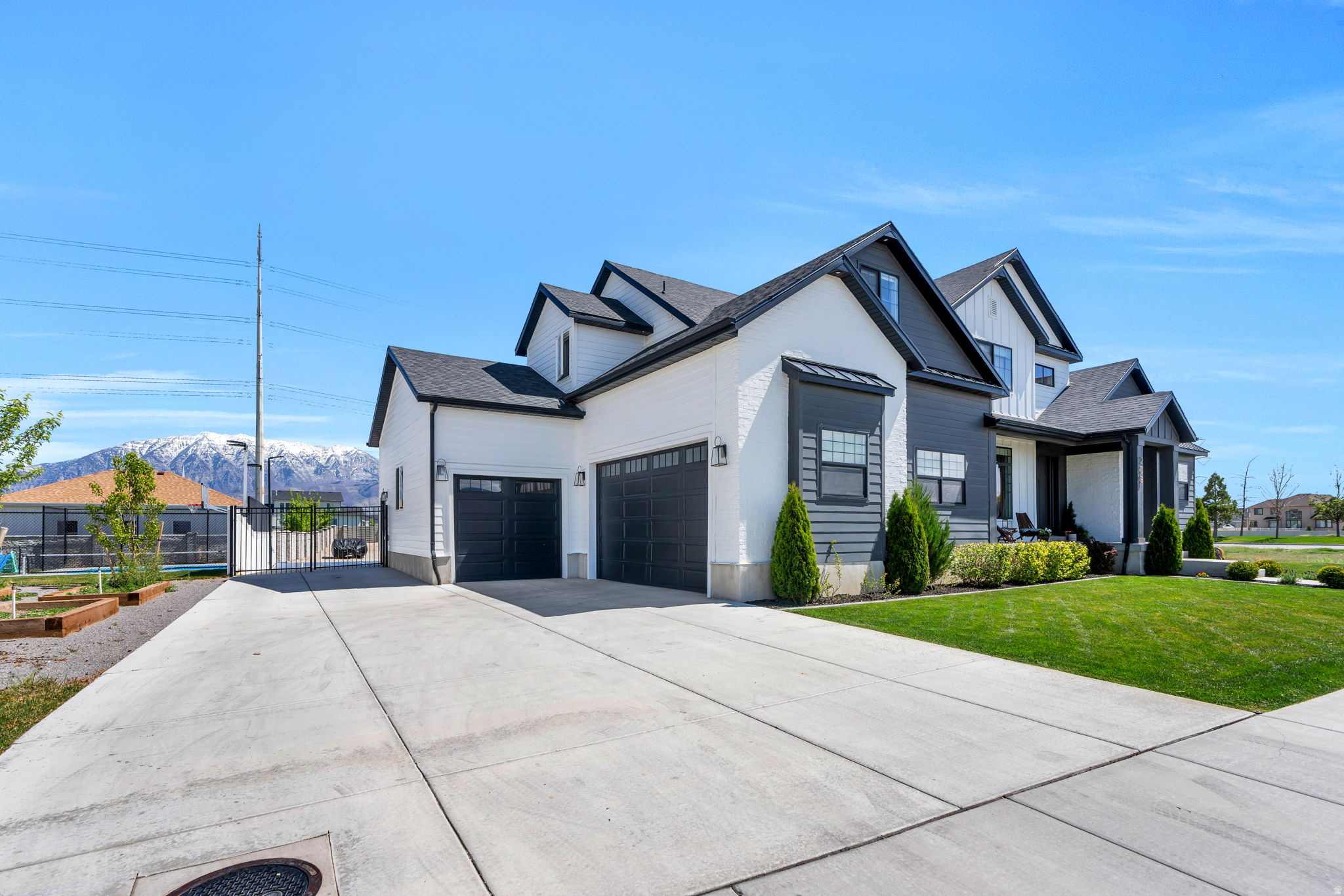 208 N BAY DR