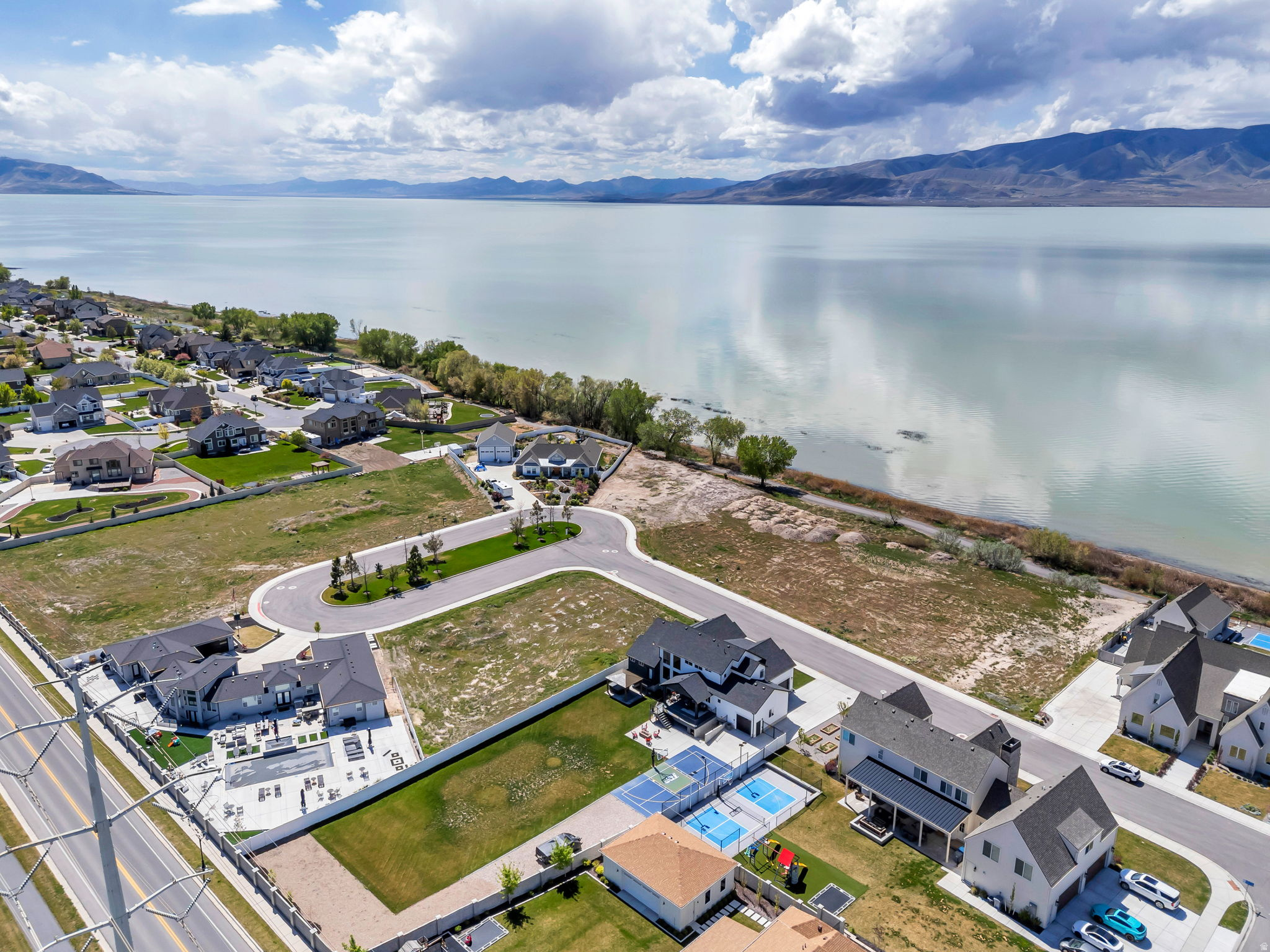 208 N BAY DR