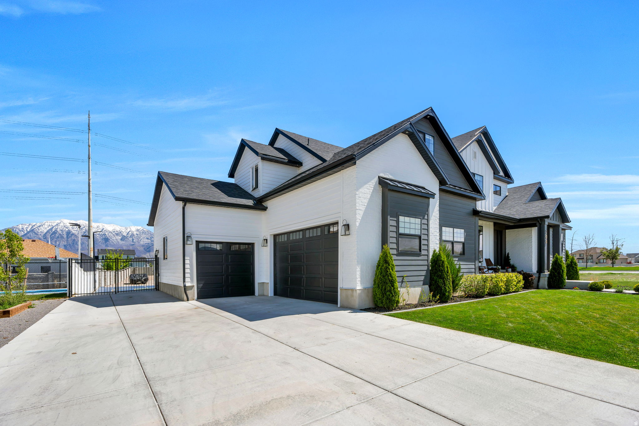 208 N BAY DR