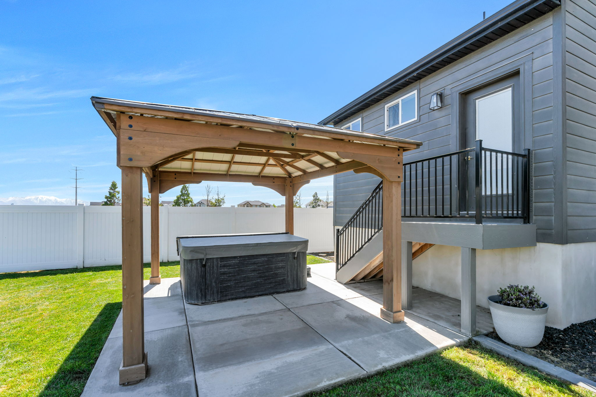 208 N BAY DR