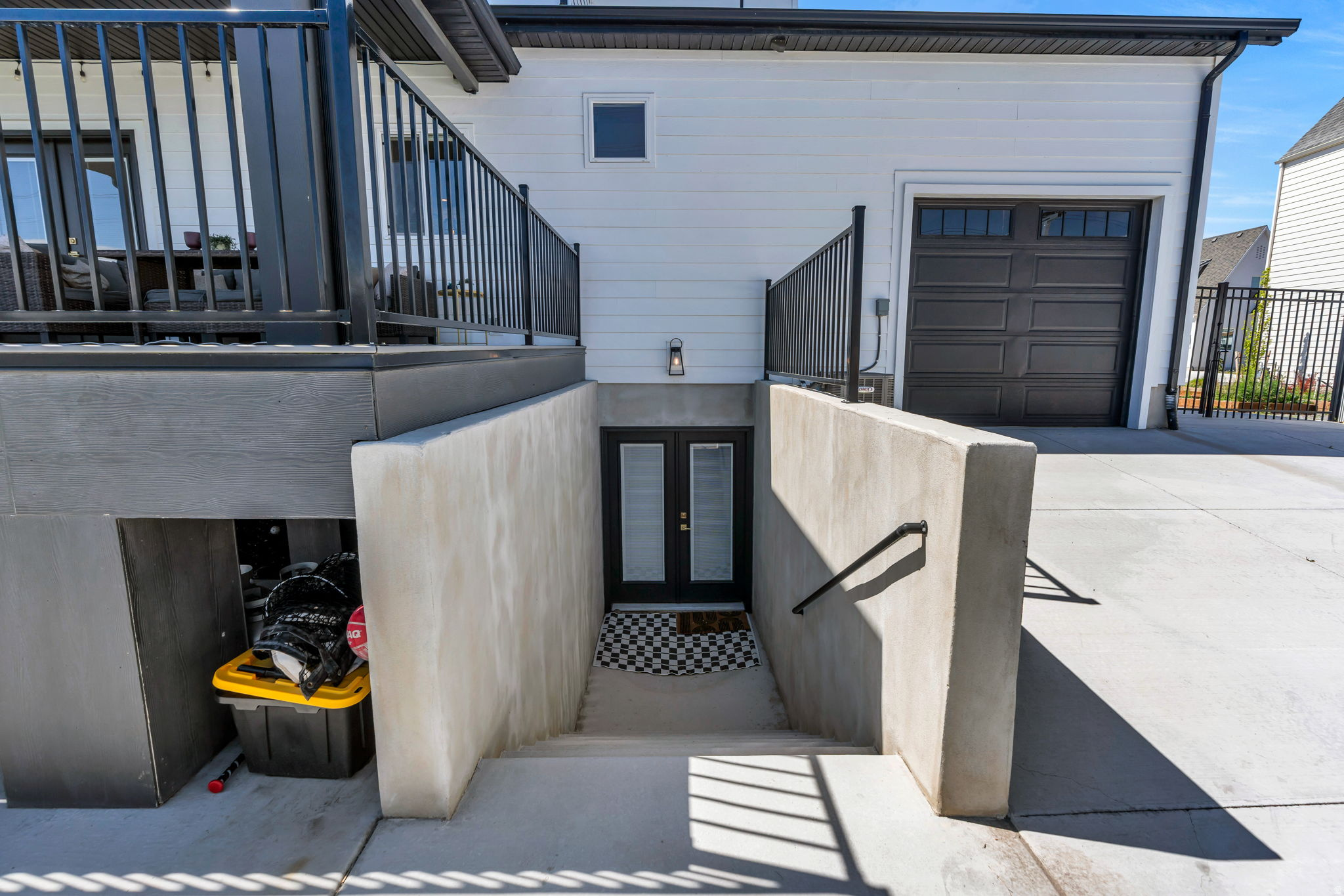 208 N BAY DR