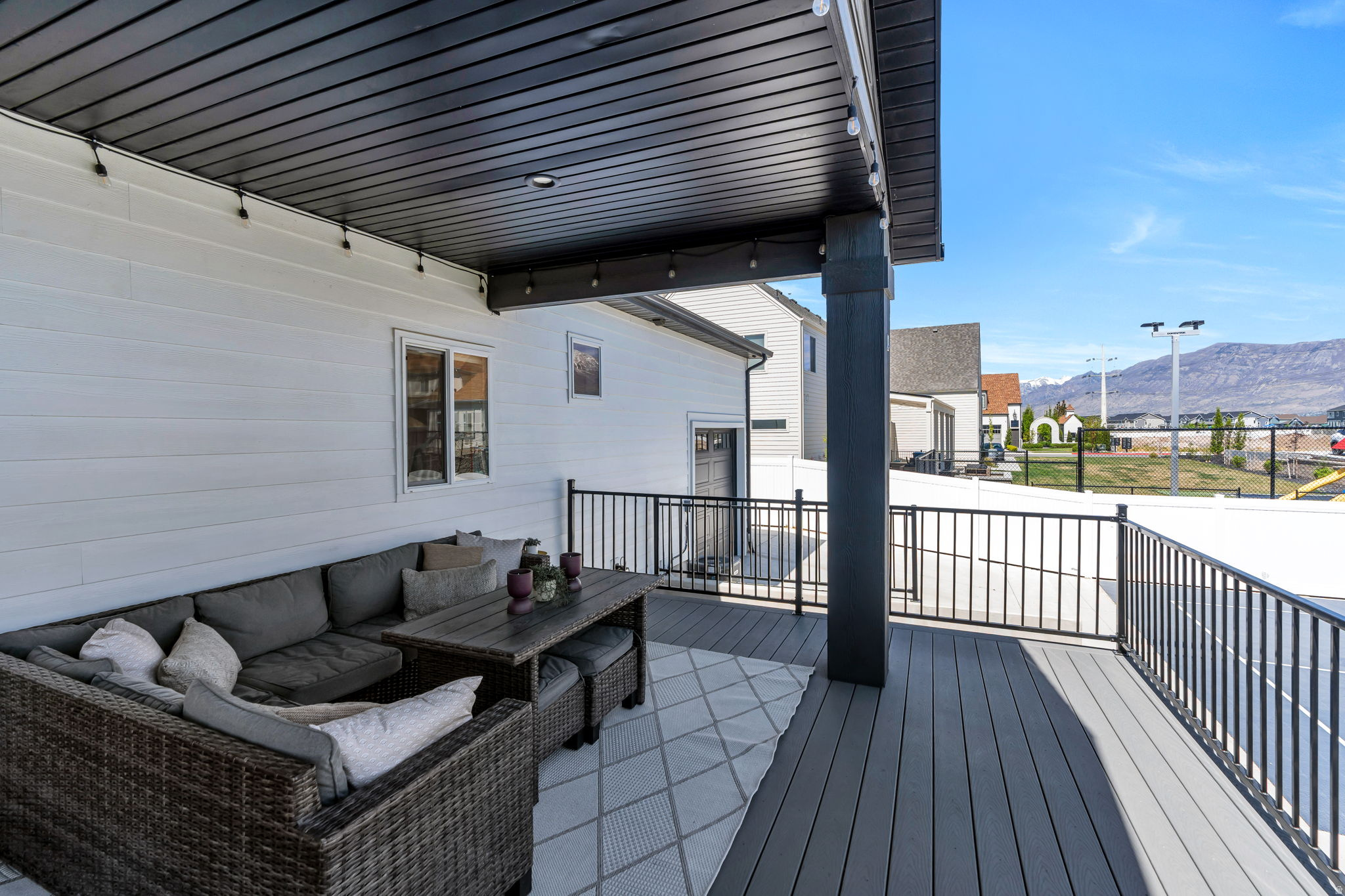 208 N BAY DR