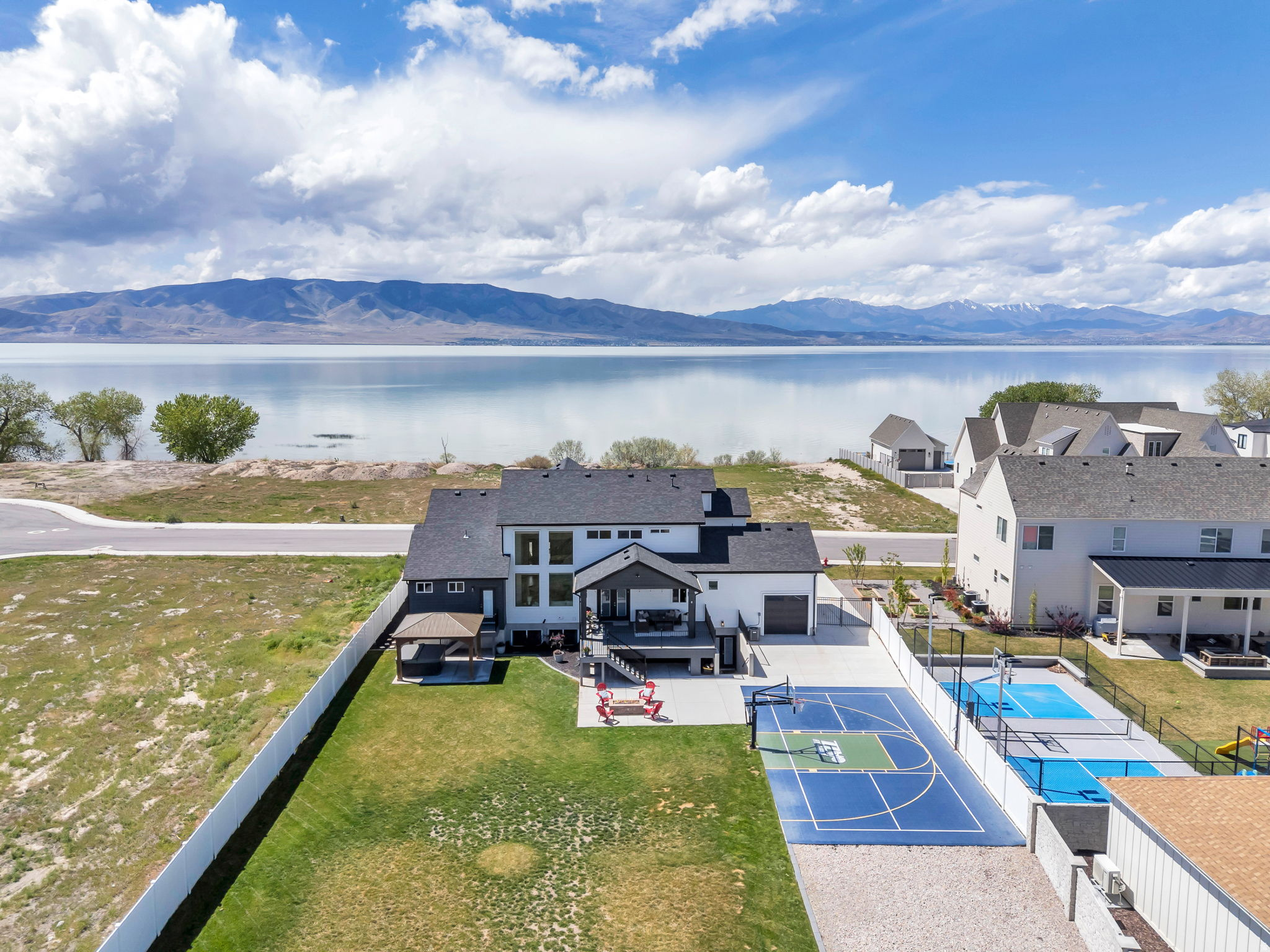 208 N BAY DR
