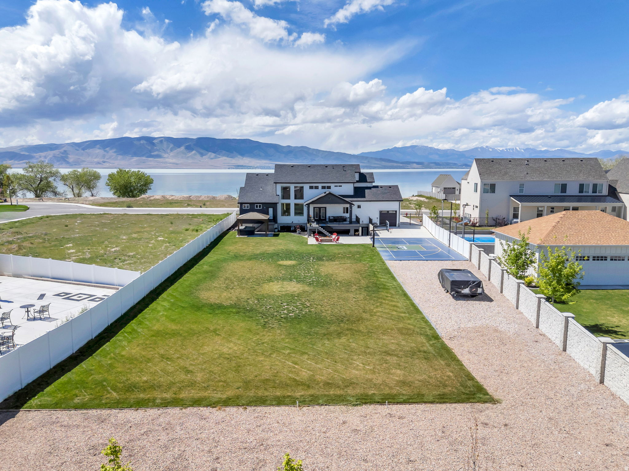 208 N BAY DR