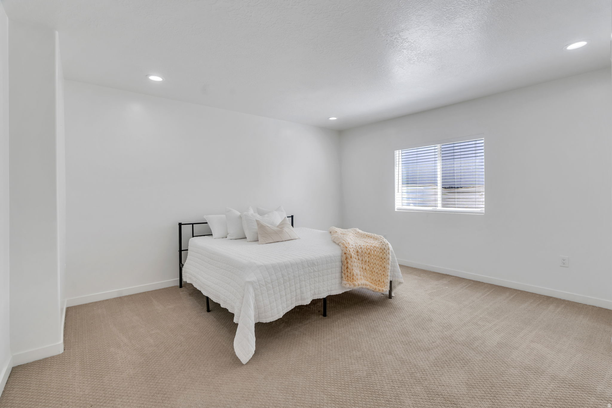 208 N BAY DR