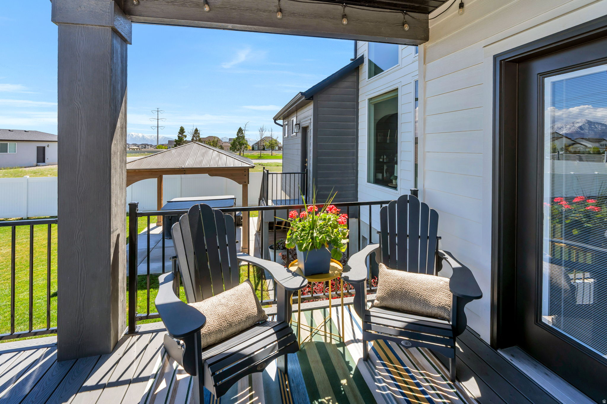 208 N BAY DR