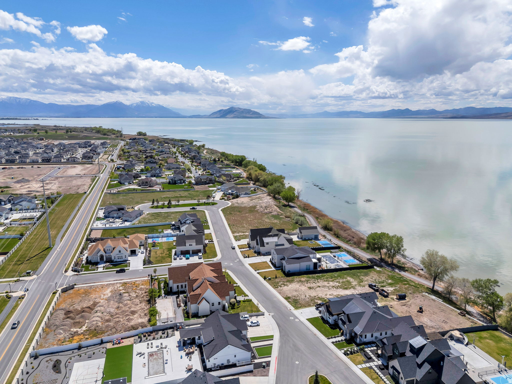 208 N BAY DR