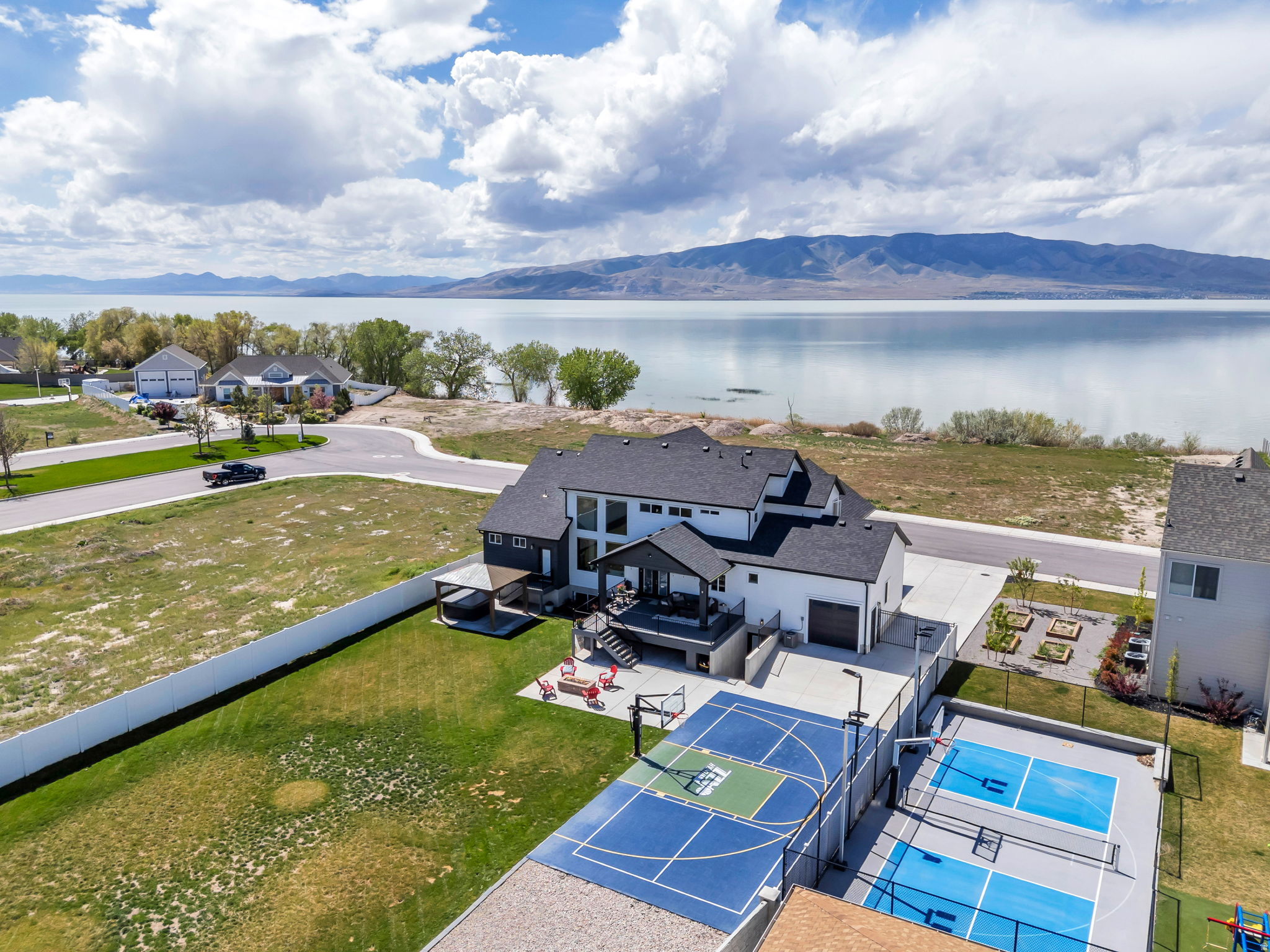 208 N BAY DR