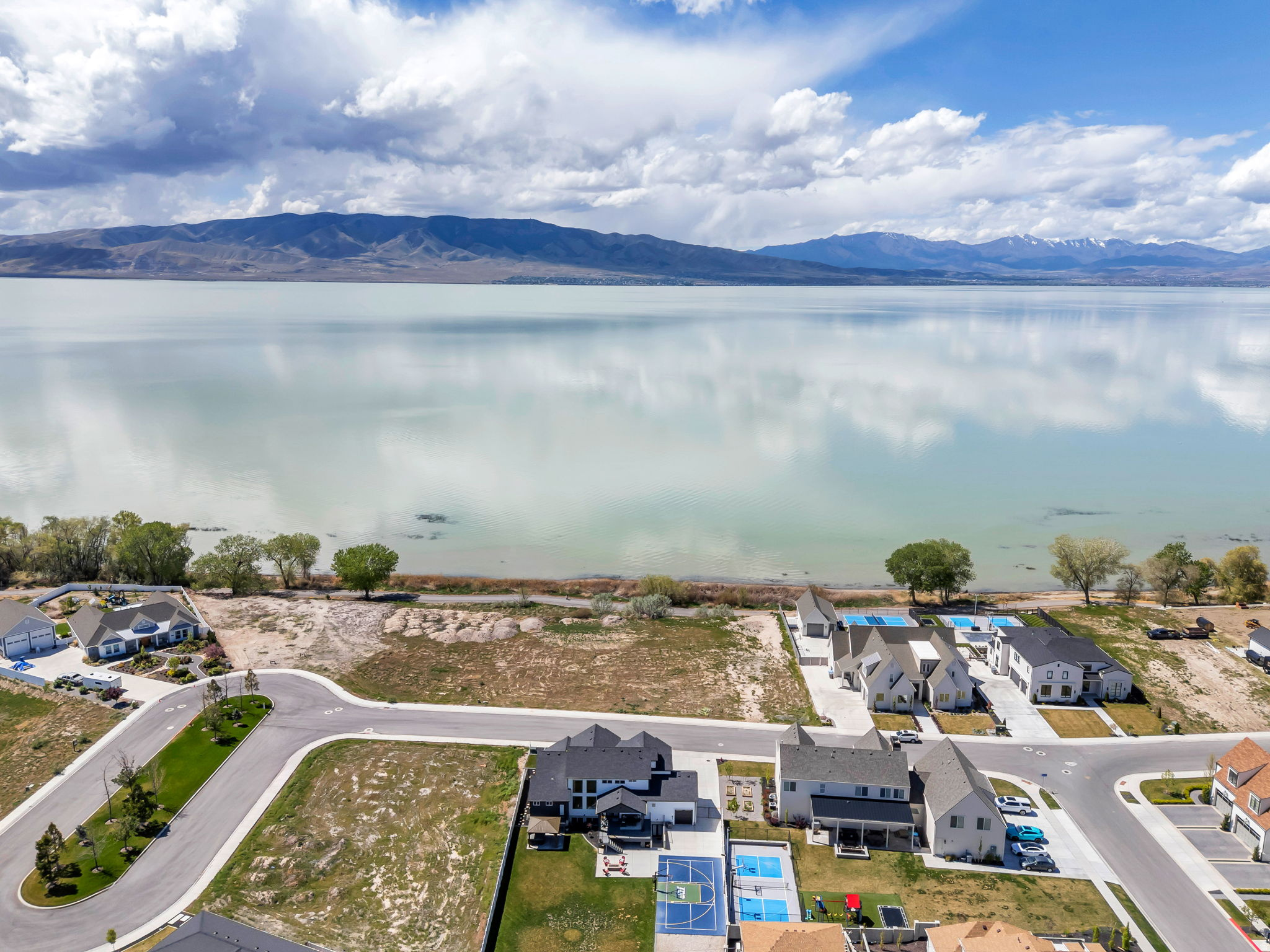 208 N BAY DR