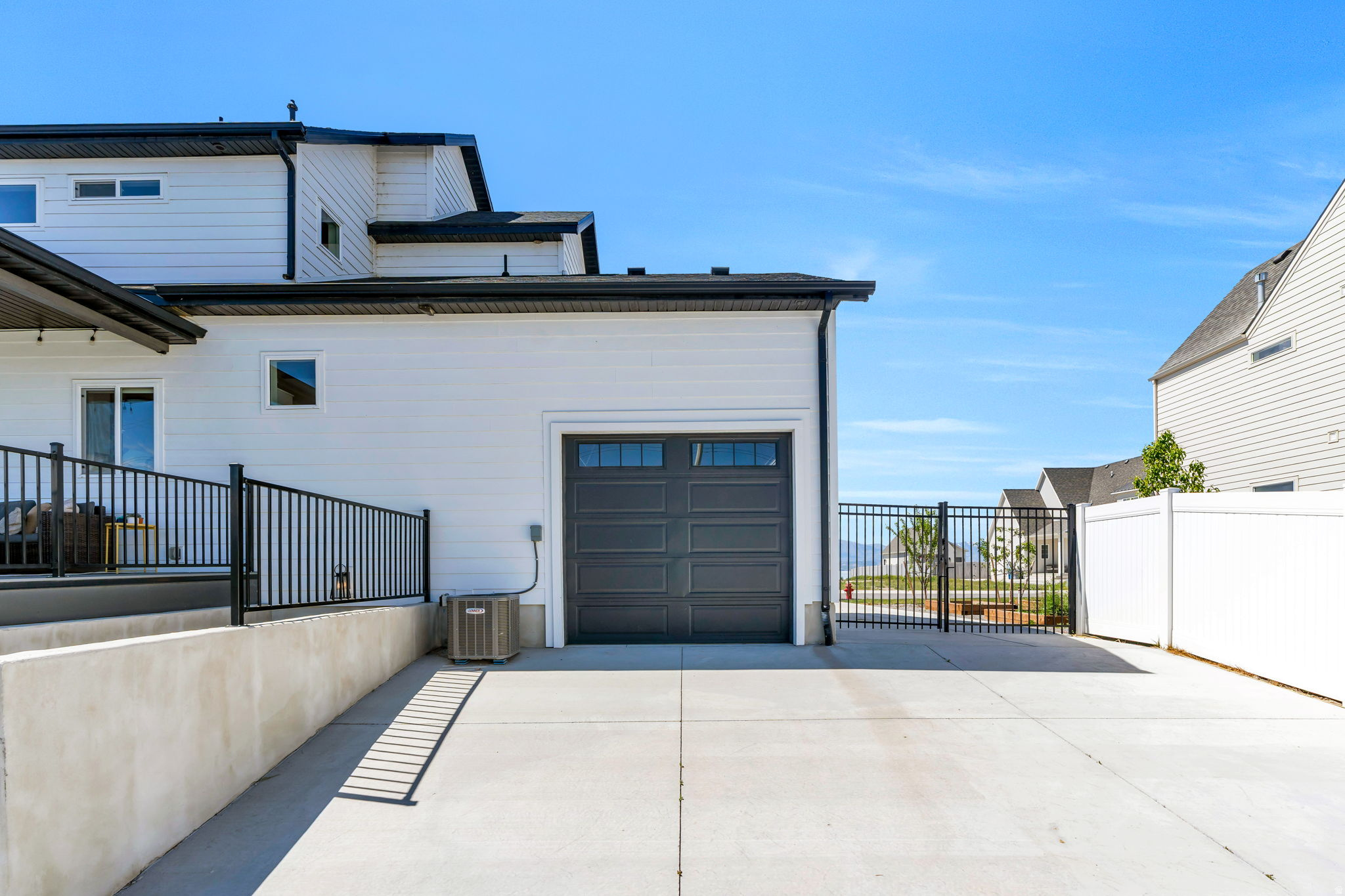 208 N BAY DR