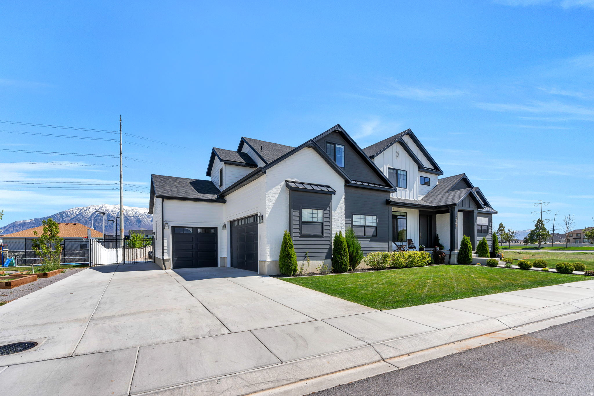 208 N BAY DR