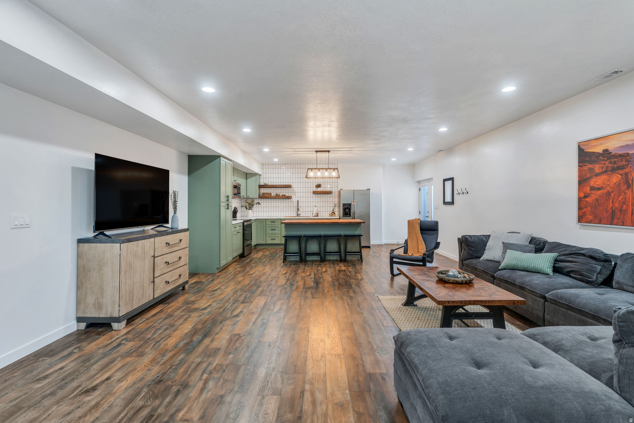 208 N BAY DR