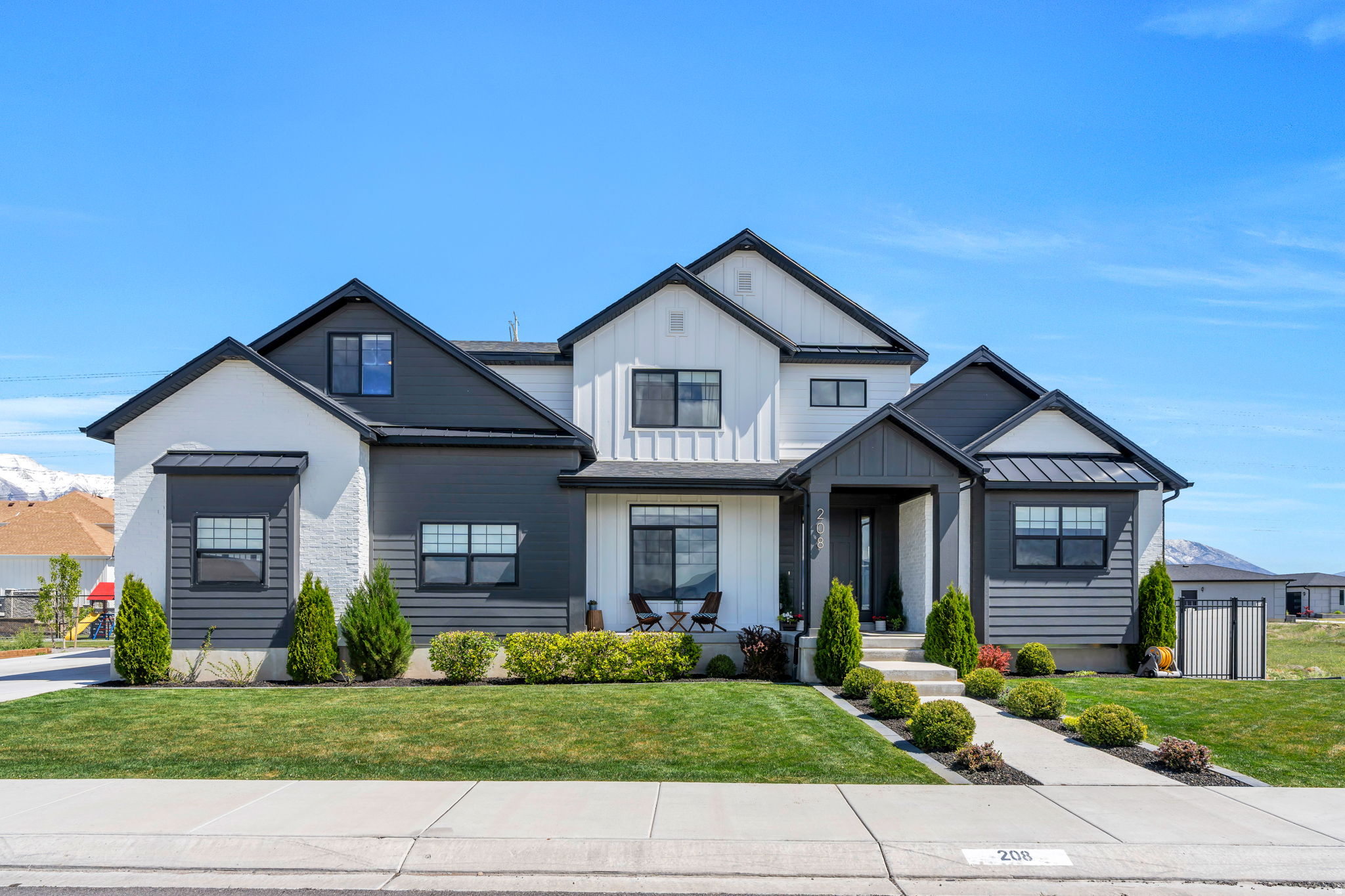 208 N BAY DR