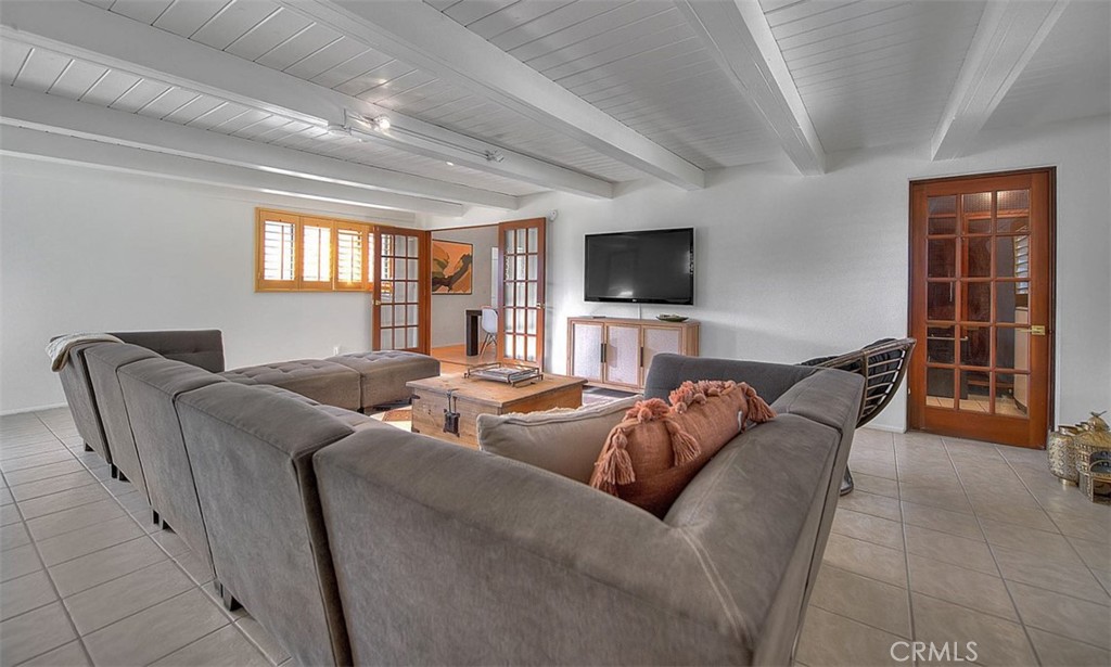 1261 Linda Vista