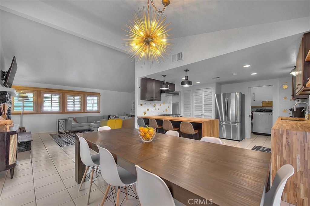 1261 Linda Vista
