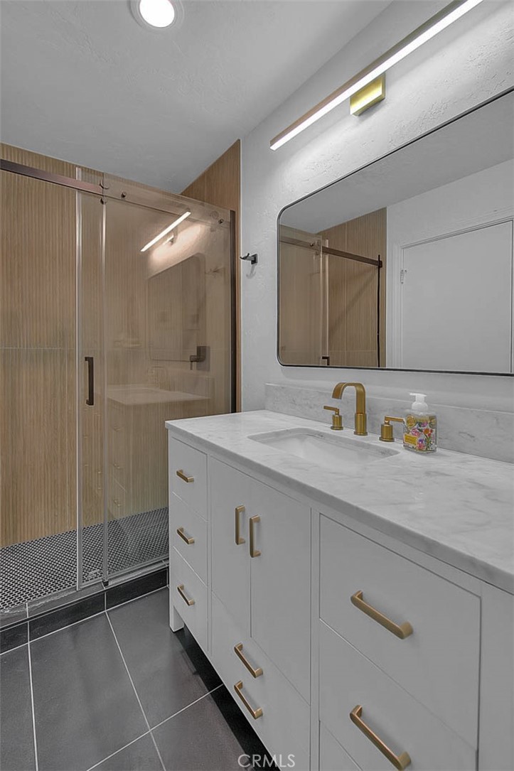 1261 Linda Vista