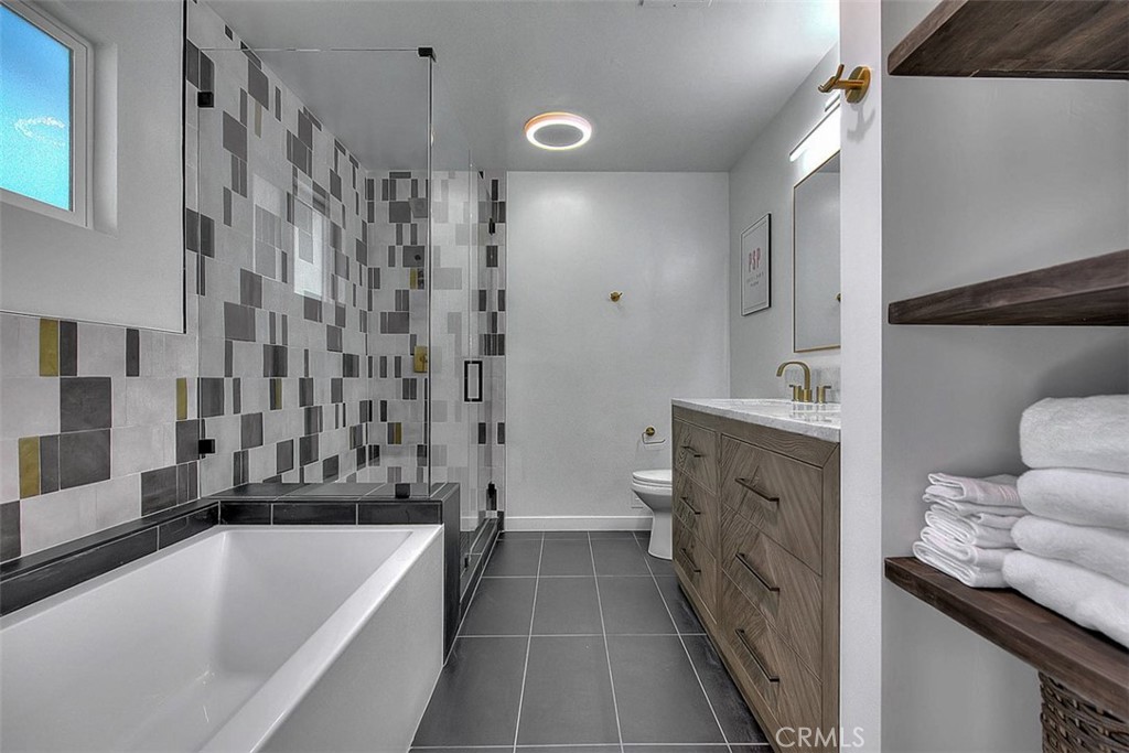 1261 Linda Vista