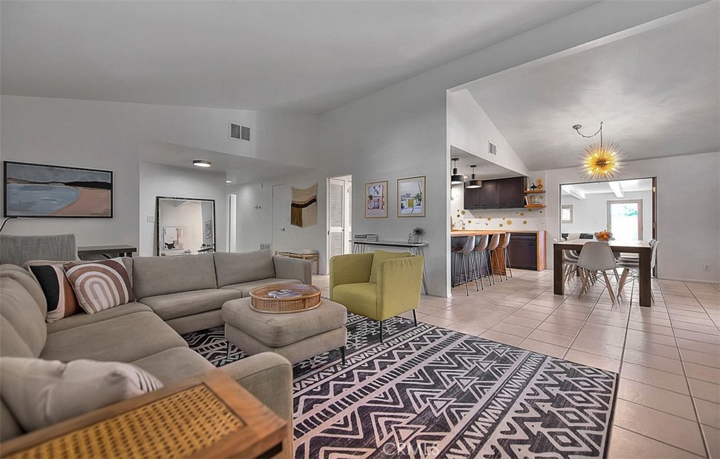 1261 Linda Vista