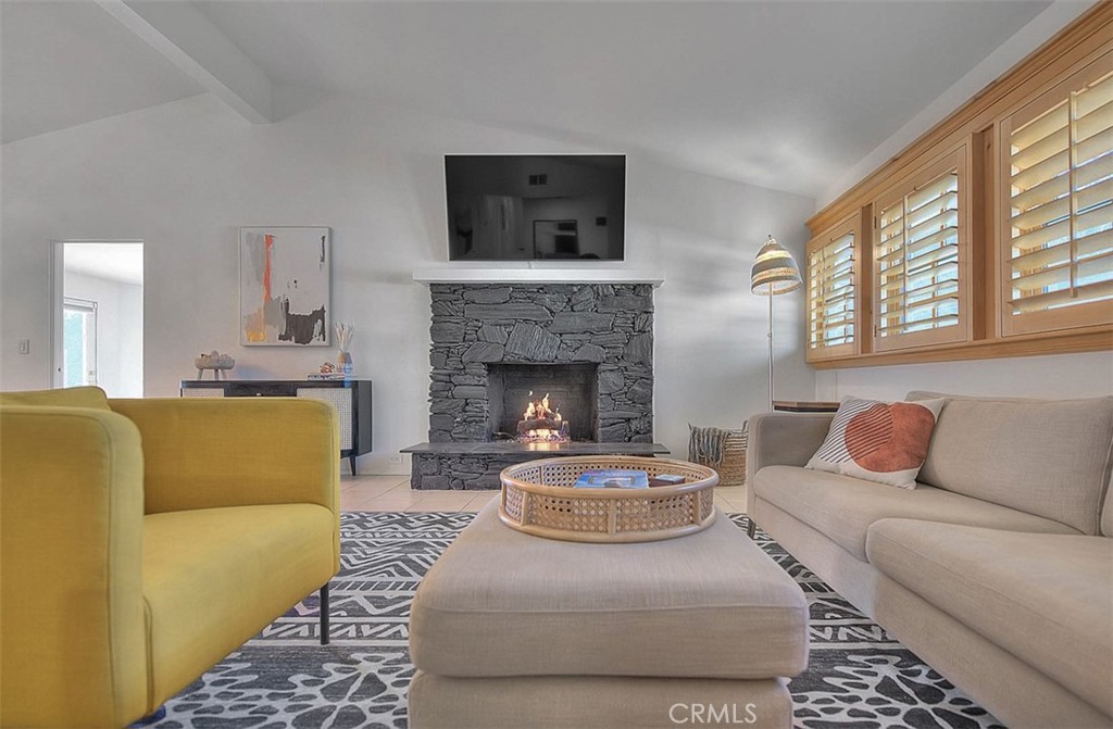 1261 Linda Vista