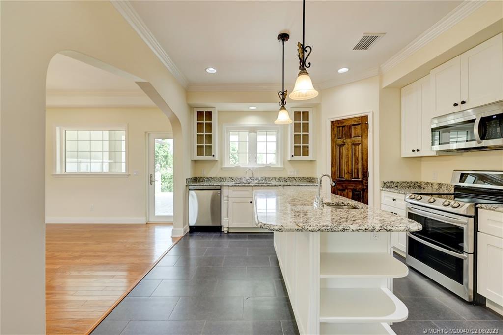 4865 SE Manatee Cove Road