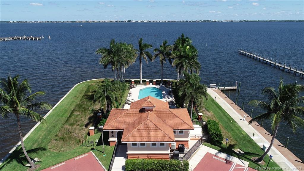 1532 NE Outrigger Landings Drive