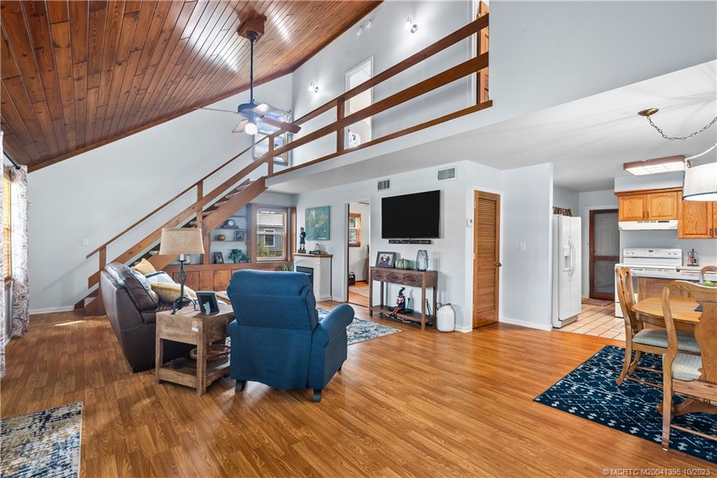 1082 SW Pine Tree Lane