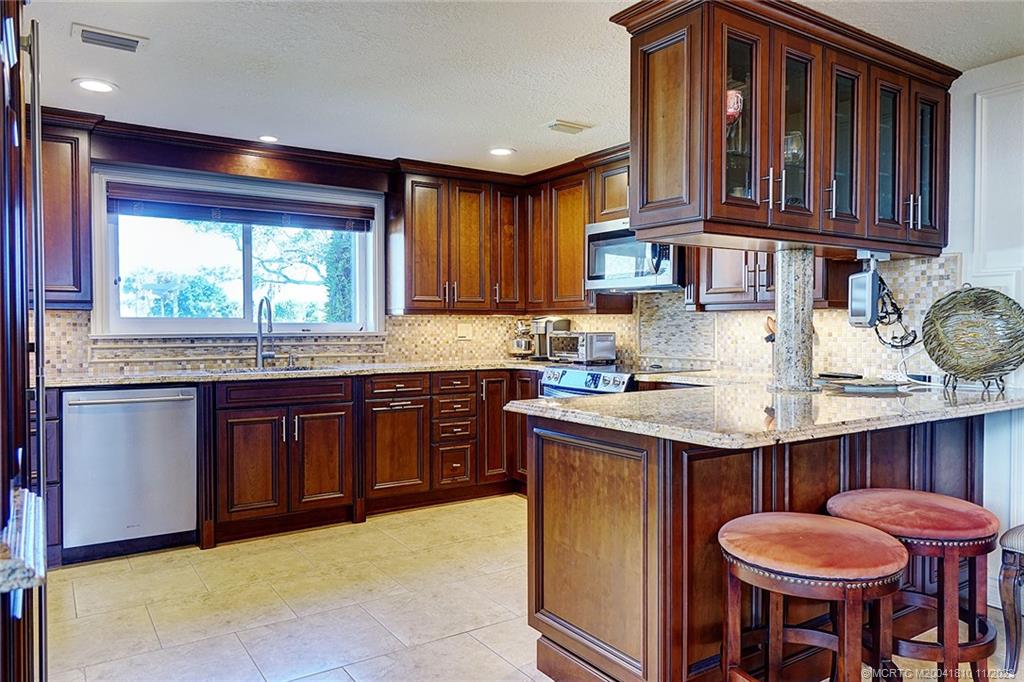 318 NE Edgewater Drive