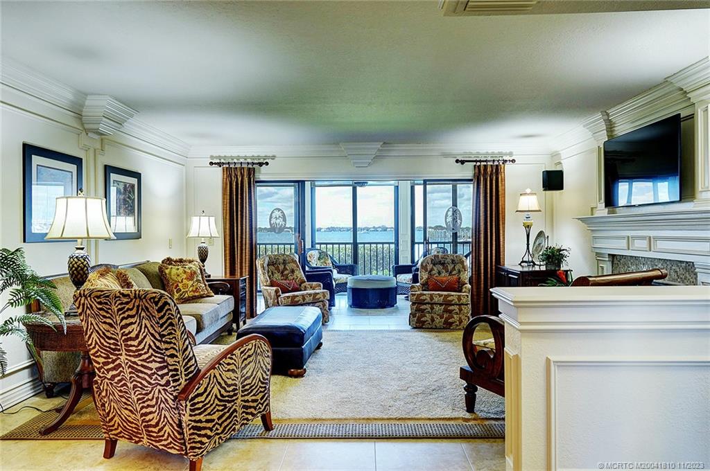 318 NE Edgewater Drive