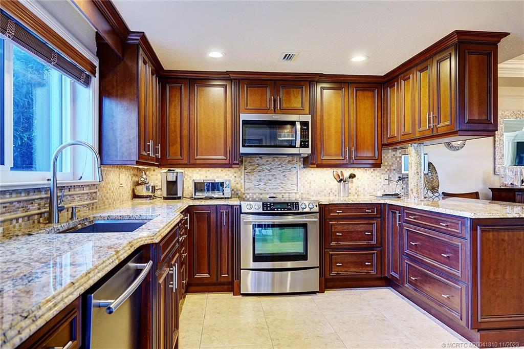 318 NE Edgewater Drive