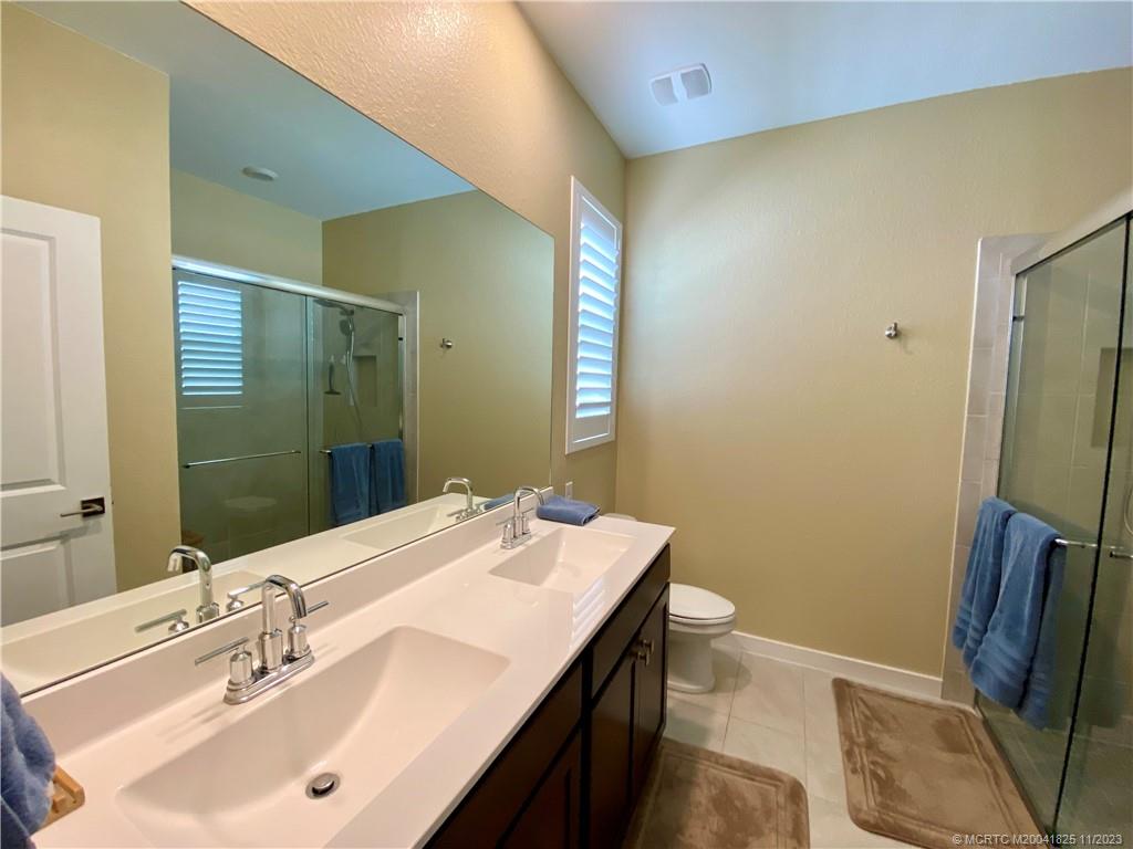 2890 NE Breezeway Circle