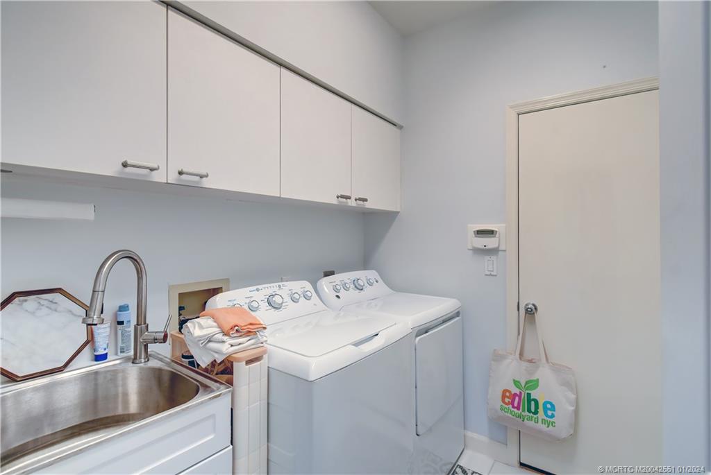 3290 SE Cambridge Drive