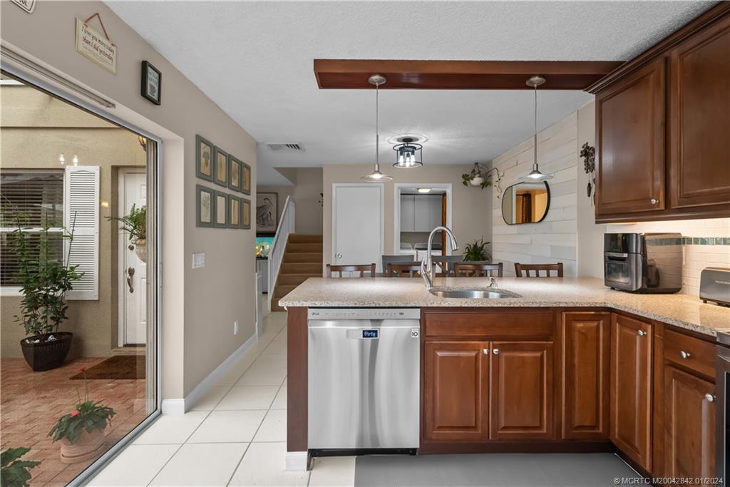 2853 SW Lakemont Place