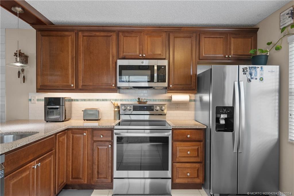 2853 SW Lakemont Place