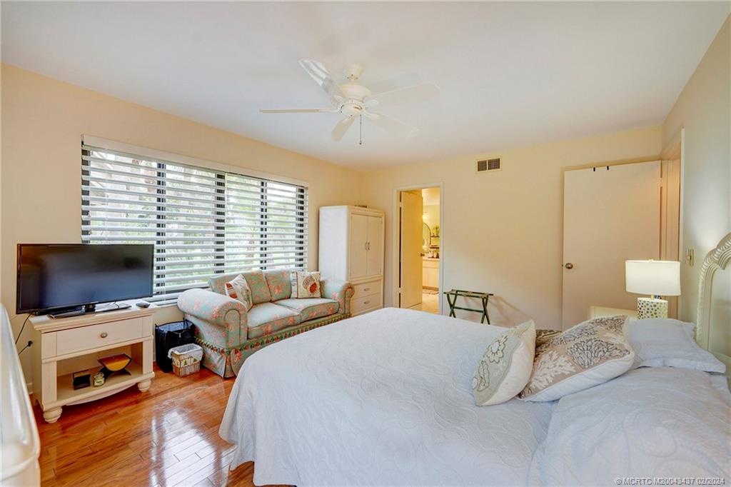 233 NE Edgewater Drive 201