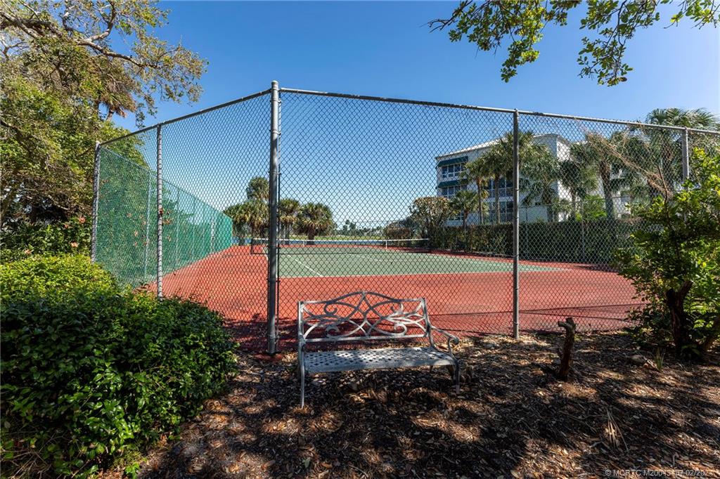 233 NE Edgewater Drive 201