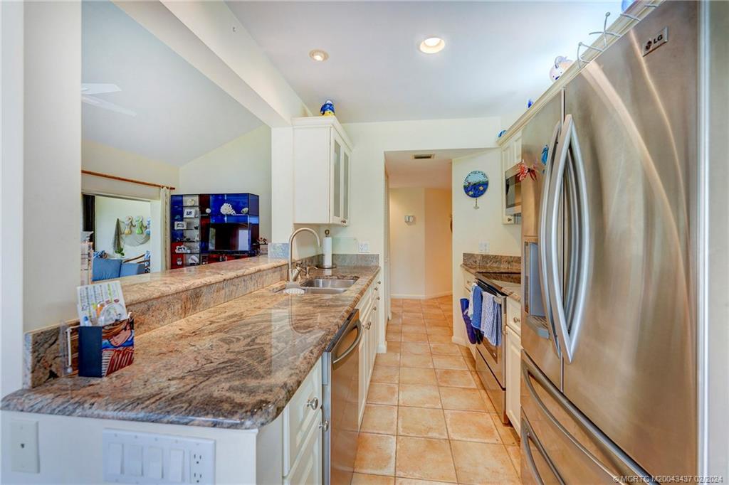 233 NE Edgewater Drive 201