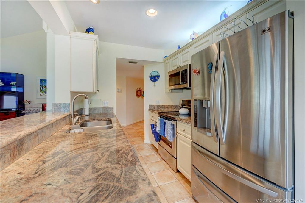 233 NE Edgewater Drive 201