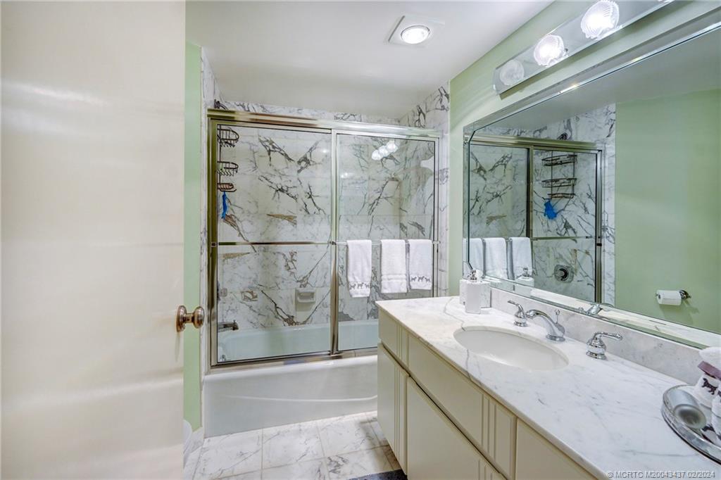 233 NE Edgewater Drive 201