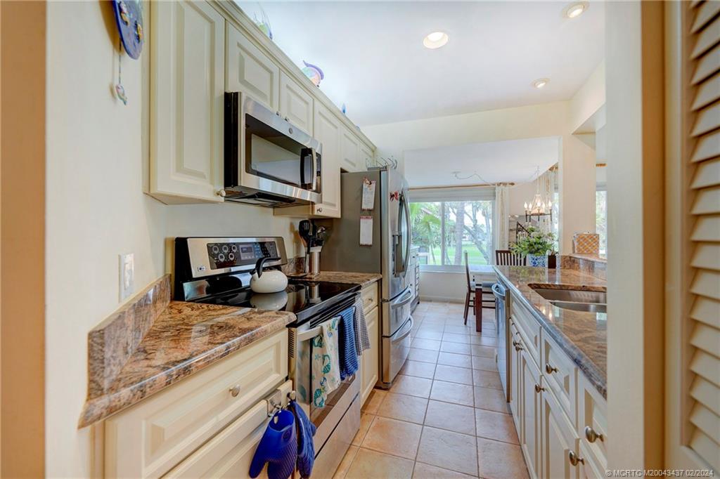 233 NE Edgewater Drive 201